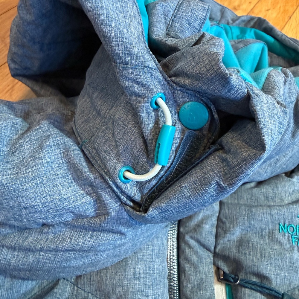 The North Face Women's gray and Blue Puffer Jacket #641 - Picture 14 of 14